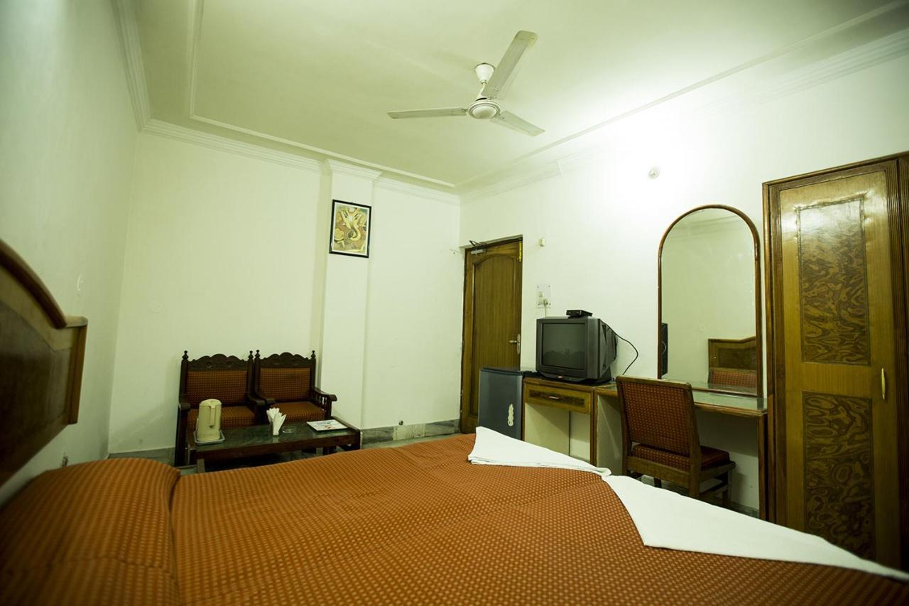 Deep Hotel Lucknow Eksteriør billede