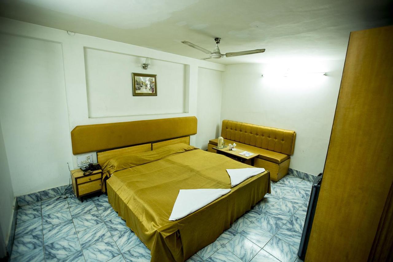 Deep Hotel Lucknow Eksteriør billede